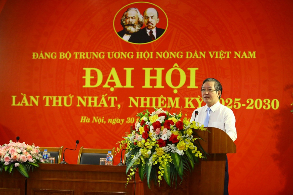 Đồng chí Lương Quốc Đoàn đọc Báo cáo chính trị tại Đại hội. 1000026588.jpg