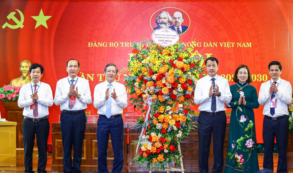Đồng chí Ngô Văn Cương (thứ ba từ phải sang) tặng hoa chúc mừng Đại hội. 1000026584.jpg