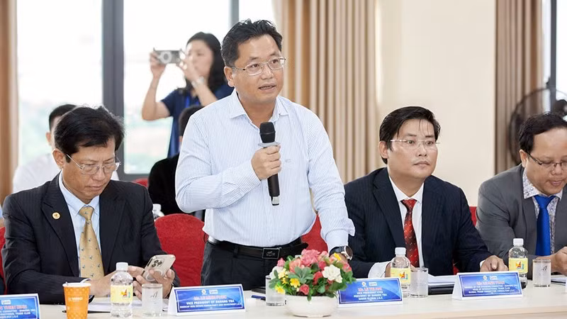 Nguy&ecirc;n Ph&oacute; Chủ tịch Hội Doanh nh&acirc;n trẻ Việt Nam L&ecirc; Tr&iacute; Hải (&aacute;o trắng) được bổ nhiệm l&agrave;m Chủ tịch C&acirc;u lạc bộ C&ocirc;ng nghệ v&agrave; Chuyển đổi số Doanh nh&acirc;n trẻ Việt Nam. (Ảnh: Trung ương Hội Doanh nh&acirc;n trẻ Việt Nam)