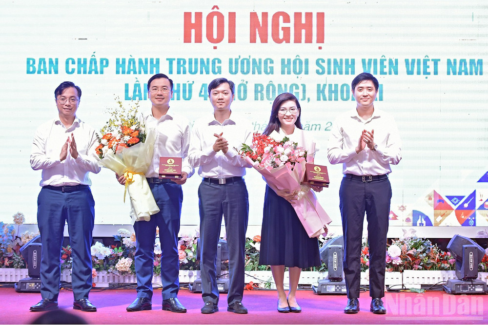 Thường trực Trung ương Hội Sinh viên Việt Nam chia tay các đồng chí Hồ Hồng Nguyên, Nguyễn Nhất Linh (thứ 2 và 4 từ phải qua). ndo_br_miu-3018.jpg
