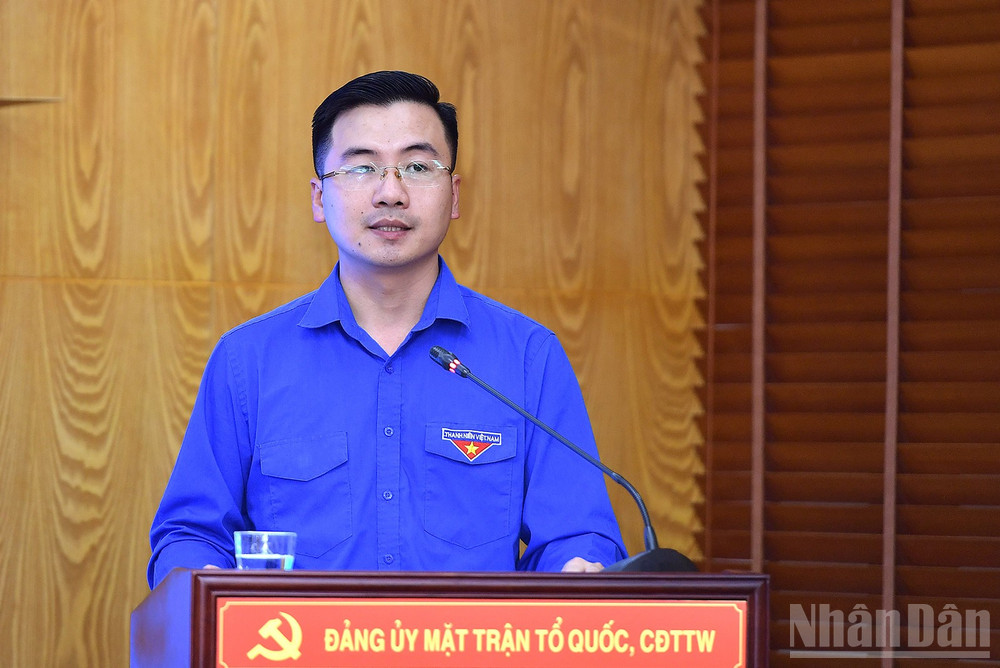 Bí thư Đoàn Thanh niên Mặt trận Tổ quốc, các đoàn thể Trung ương Nguyễn Nhất Linh thông tin về một số nội dung liên quan tại hội nghị. ndo_br_miu-3803.jpg