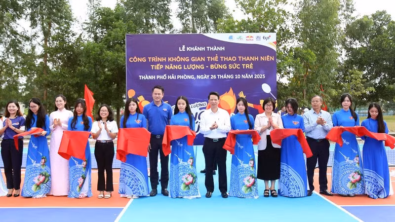 Đại diện Trung ương Hội Liên hiệp Thanh niên Việt Nam và các đơn vị liên quan cắt băng khánh thành công trình.