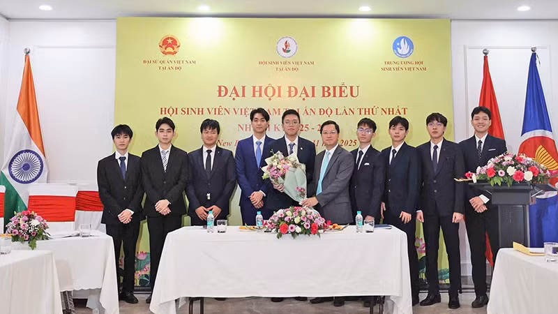 Đại sứ Nguyễn Thanh Hải (thứ 5 từ phải sang) tặng hoa chúc mừng Ban Chấp hành Hội Sinh viên Việt Nam tại Ấn Độ khóa I, nhiệm kỳ 2025-2027.