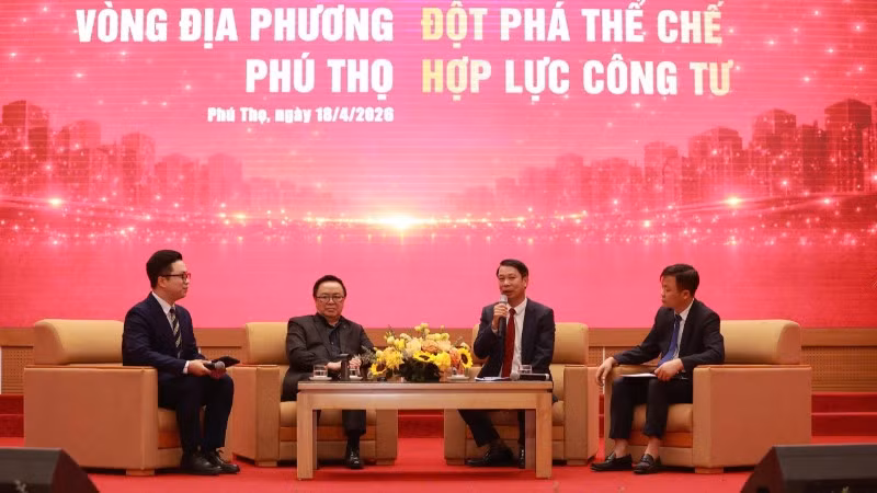 Đại diện các ban, bộ, ngành, doanh nghiệp đối thoại tại chương trình. 