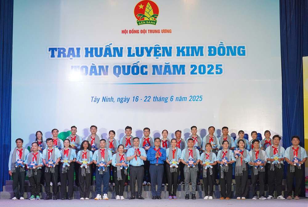 Các trại sinh nhận quà lưu niệm của Ban tổ chức Trại huấn luyện. 482804bd58f5efabb6e4.jpg