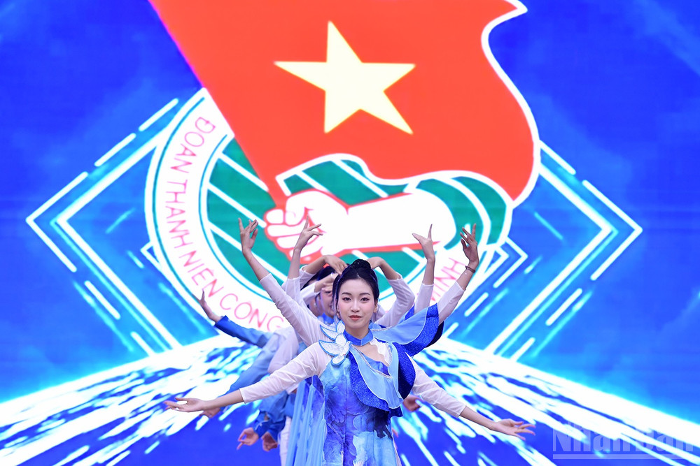 Tiết mục văn nghệ mở màn buổi lễ. ndo_br_miu-3115.jpg