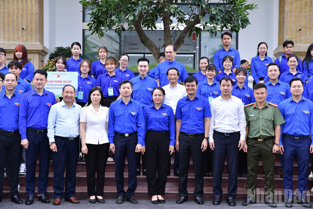 Đồng chí Nguyễn Thị Thu Hà (ở giữa, hàng đầu) và đại diện lãnh đạo các ban, bộ, ngành chụp ảnh lưu niệm với đoàn viên, thanh niên tình nguyện ndo_br_miu-3164.jpg