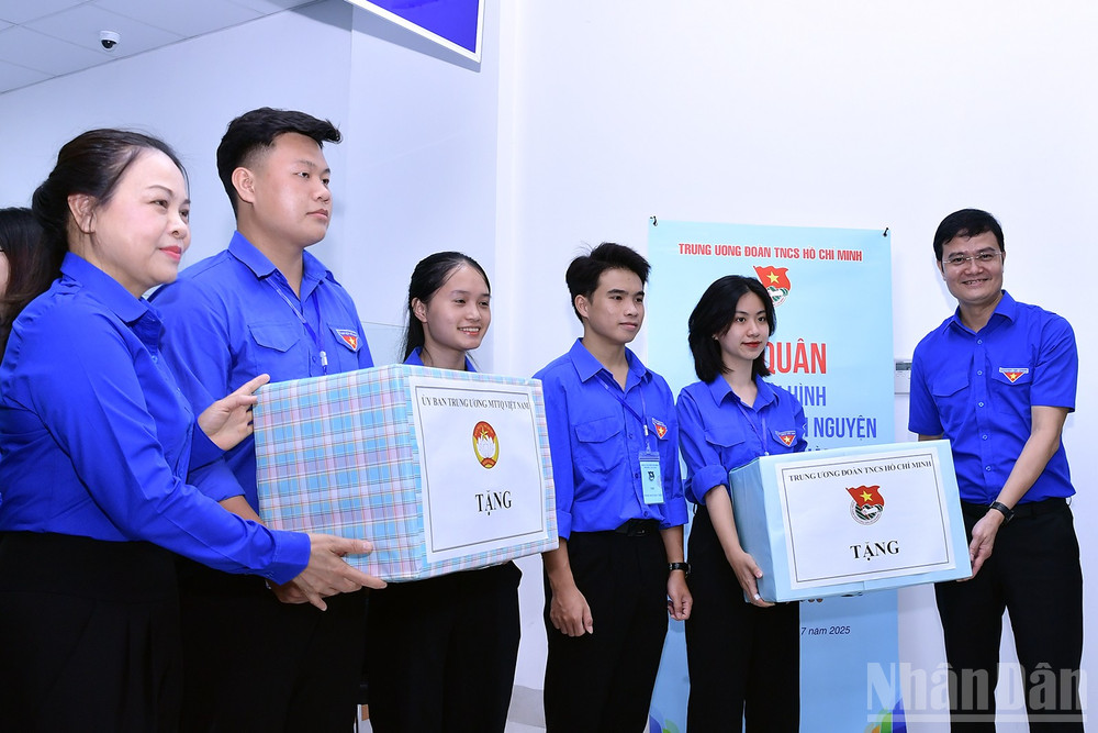 Các đồng chí Nguyễn Thị Thu Hà, Bùi Quang Huy (lần lượt ngoài cùng bên trái và phải) trao quà tặng các chiến sĩ tình nguyện Thủ đô. ndo_br_miu-3209.jpg