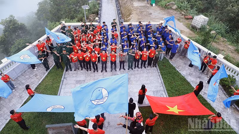 Lễ chào cờ "Tôi yêu Tổ quốc tôi" của đoàn Hành trình tại Cột cờ A Pa Chải. (Ảnh: LÂM HẢI)
