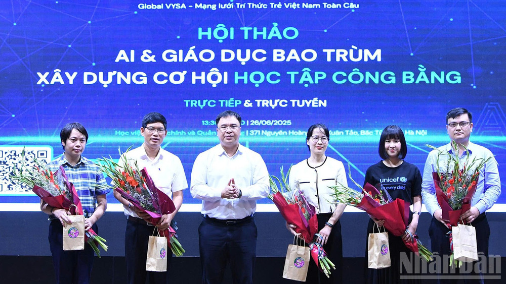 Ban tổ chức tặng hoa các diễn giả và đại diện các đơn vị liên quan của Hội thảo.