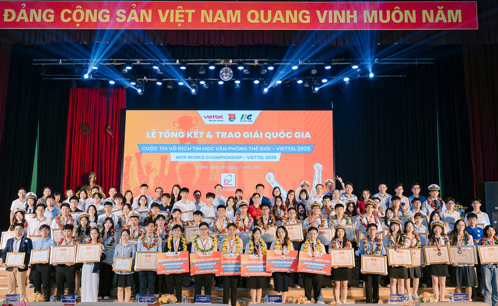 Các thí sinh xuất sắc chụp ảnh lưu niệm cùng Ban tổ chức và đại diện các bộ, ngành liên quan. dsc00965.jpg