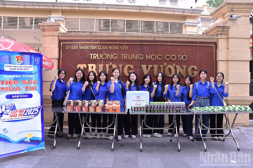 Tình nguyện viên Thủ đô đến sớm chờ đợi thí sinh và phụ huynh thí sinh những ngày qua. ndo_br_miu-1809.jpg