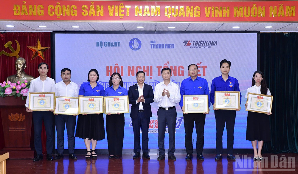 Dịp này, Trung ương Hội Sinh viên Việt Nam đã trao Bằng khen tặng một số đơn vị có thành tích xuất sắc trong công tác triển khai chương trình "Tiếp sức mùa thi" năm 2025. ndo_br_a1edb65a99e810b649f9.jpg