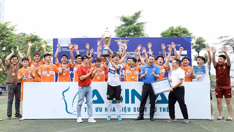Bí thư Trung ương Đoàn, Chủ tịch Hội Liên hiệp Thanh niên Việt Nam Nguyễn Tường Lâm (áo xanh) và đại diện các đơn vị liên quan trao cúp vô địch Giải bóng đá Thanh niên Việt Nam 2026 tặng các thành viên Đông Mỹ FC.