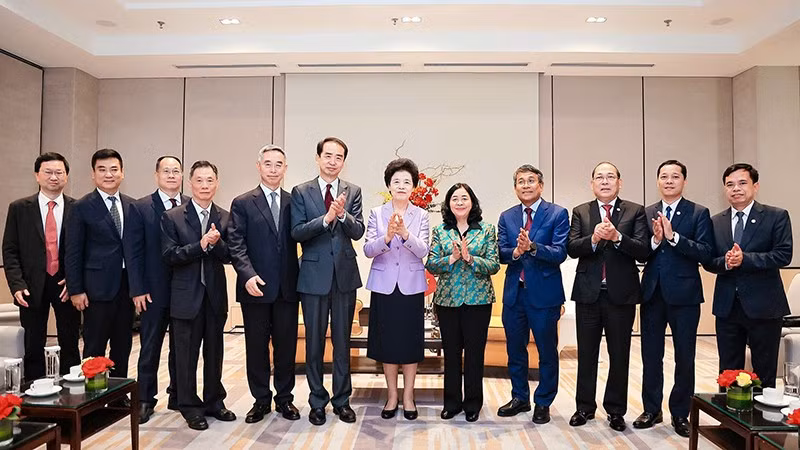 Các đồng chí Bùi Thị Minh Hoài, Hàm Huy (lần lượt thứ 5 và 6 từ phải sang) cùng các đại biểu Việt Nam-Trung Quốc tại buổi tiếp.