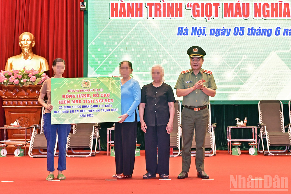 Trung tướng Nguyễn Thanh Tùng trao biểu trưng quà tặng các bệnh nhi hoàn cảnh khó khăn. ndo_br_miu-0863.jpg