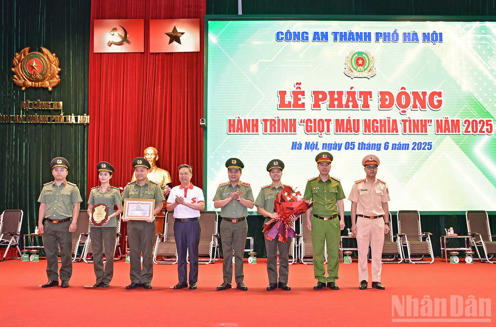 Trung tướng Nguyễn Thanh Tùng (thứ 5 từ trái sang) cùng đại diện Viện Huyết học truyền máu Trung ương trao Bằng khen tặng Ban Thanh niên Công an thành phố Hà Nội. ndo_br_miu-0848.jpg