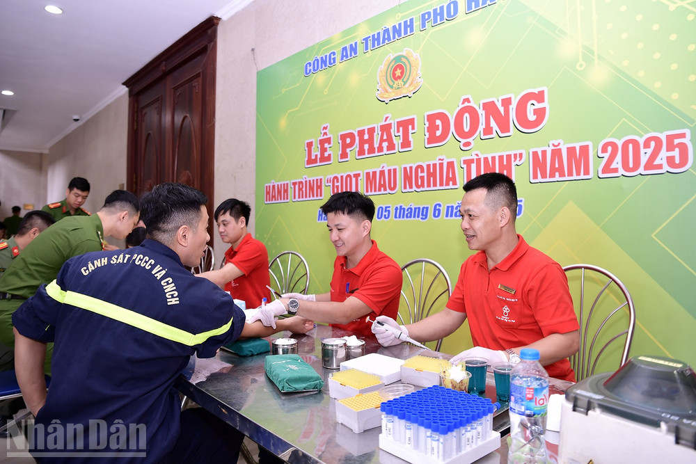 Đông đảo cán bộ, chiến sĩ lực lượng công an thành phố Hà Nội tham gia hiến máu. ndo_bl_miu-0867.jpg
