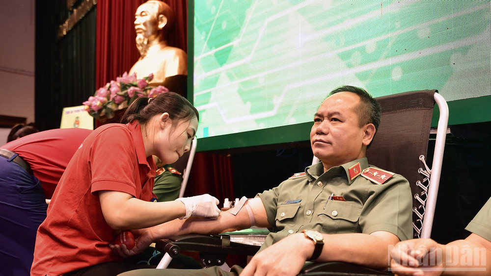 Trung tướng Nguyễn Thanh Tùng tham gia hiến máu tại Lễ khai mạc Hành trình "Giọt máu nghĩa tình".