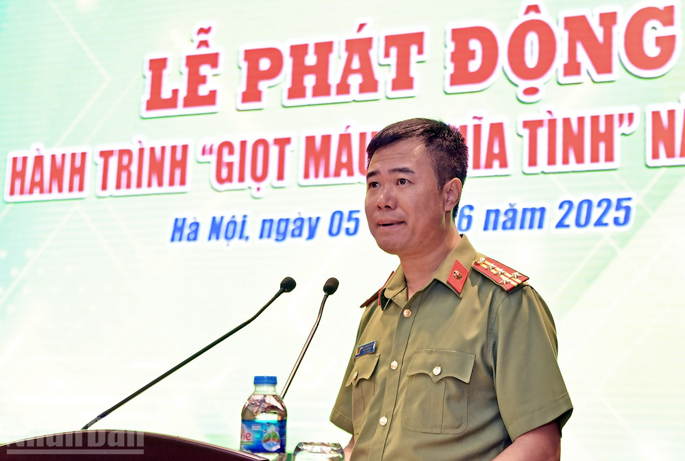 Đại tá Nguyễn Ngọc Quyền phát biểu ý kiến tại buổi lễ. ndo_bl_miu-0856.jpg