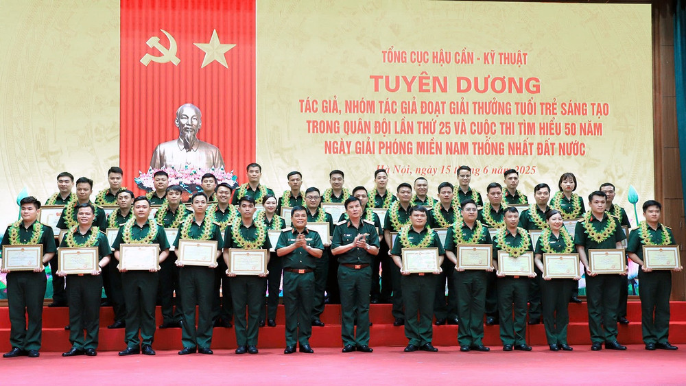 Các đồng chí lãnh đạo Tổng cục Hậu cần-Kỹ thuật trao Bằng khen tặng cán bộ, đoàn viên giành Giải thưởng "Tuổi trẻ sáng tạo trong quân đội" lần thứ 25 và Cuộc thi tìm hiểu 50 năm Ngày Giải phóng miền Nam thống nhất đất nước. 74fe8d5a66e3d2bd8bf2.jpg