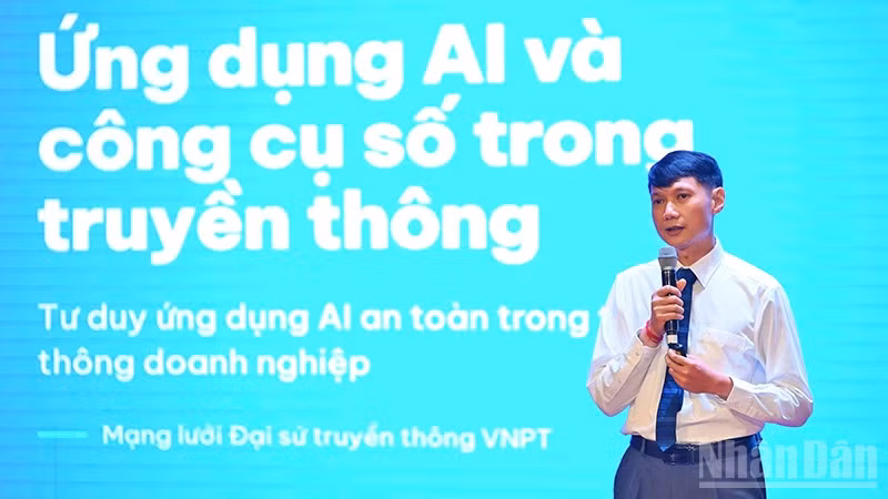 Các diễn giả trình bày chuyên đề về ứng dụng công cụ số tại chương trình tập huấn.