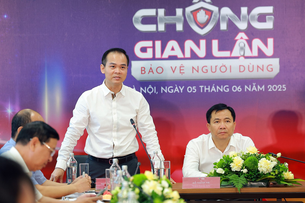Nhà báo Nguyễn Hoàng Long cung cấp một số thông tin chính về chương trình. datg2939.jpg