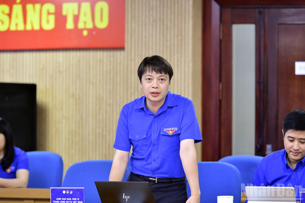 Tiến sĩ Nguyễn Hữu Tú đại diện Ban tổ chức Diễn đàn trả lời câu hỏi của phóng viên tại họp báo. ndo_br_miu-3861.jpg