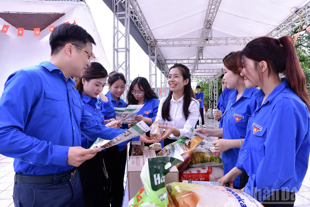 Đoàn viên, thanh niên Thủ đô tự tin giới thiệu các sản phẩm truyền thống đã được thương mại hóa. ndo_br_miu-1783.jpg