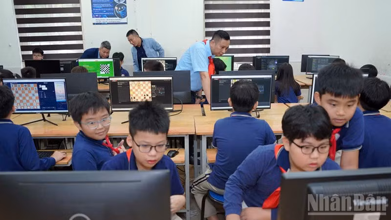 Đại diện Ban tổ chức tham quan khu vực thi đấu hưởng ứng Giải cờ vua thiếu nhi Việt Nam năm học 2025-2026.
