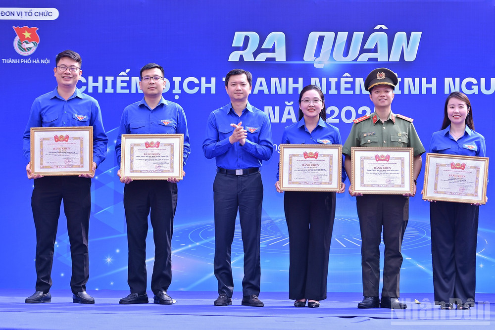 Bí thư Trung ương Đoàn, Chủ tịch Hội Sinh viên Việt Nam Nguyễn Minh Triết (thứ 3 từ trái sang) trao Bằng khen của Trung ương Đoàn tặng các đơn vị của thành phố Hà Nội, có thành tích xuất sắc trong Tháng Thanh niên năm 2025 vừa qua. ndo_br_miu-0679.jpg