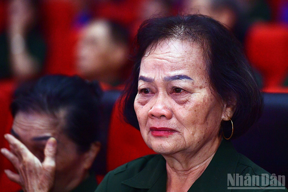 Các đại biểu cựu thanh niên xung phong xúc động trước những hình ảnh gợi nhớ về một thời hoa lửa. ndo_br_miu-3873.jpg