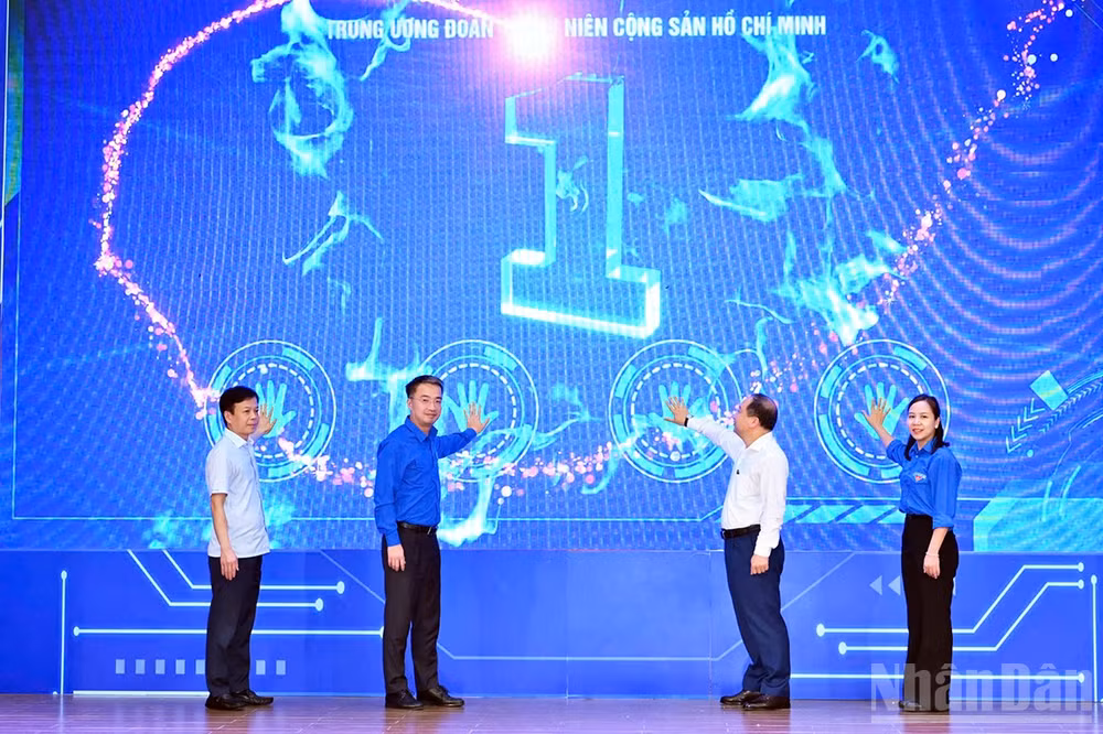 Các đồng chí đại diện Trung ương Đoàn và các đơn vị liên quan thực hiện nghi thức phát động Hội thi. ndo_br_d0c887ce435fc2019b4e4.jpg