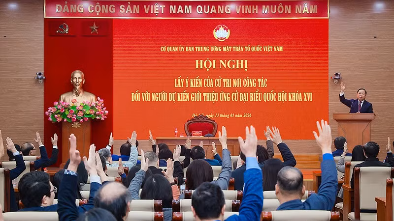 Cử tri Cơ quan Ủy ban Trung ương Mặt trận Tổ quốc Việt Nam biểu quyết đối với danh sách người dự kiến giới thiệu ứng cử đại biểu Quốc hội khóa XVI.