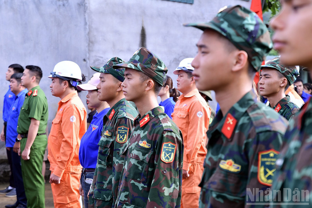 Đông đảo đoàn viên, thanh niên các lực lượng có mặt tại buổi lễ phát động. ndo_br_miu-3478.jpg