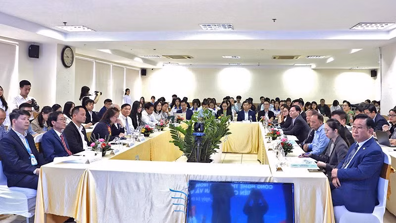 Đông đảo đại biểu dự hội thảo.