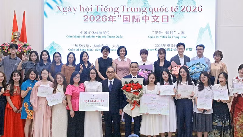 Đại diện Đại sứ quán Trung Quốc, Trường đại học Ngoại ngữ và một số bạn trẻ tham gia ngày hội.