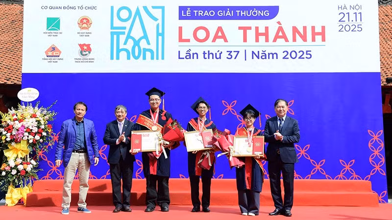 Ban Tổ chức trao giải A tặng các tác giả, đại diện nhóm tác giả tiêu biểu.