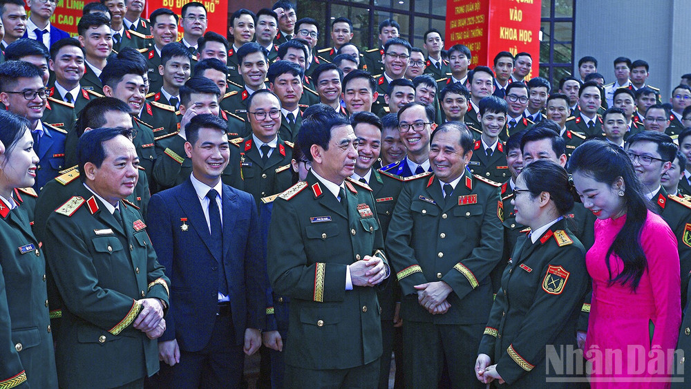 Đại tướng Phan Văn Giang trao đổi về phong trào "Tuổi trẻ sáng tạo" trong quân đội với các đại biểu bên lề chương trình.