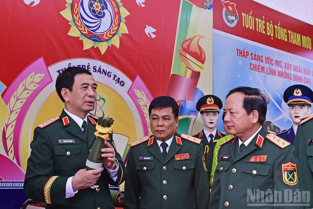 Đại tướng Phan Văn Giang tham quan các gian triển lãm trong khuôn khổ chương trình. ndo_br_miu-1355.jpg