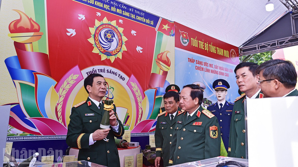 Đại tướng Phan Văn Giang, Ủy viên Bộ Chính trị, Bộ trưởng Quốc phòng tham quan khu vực triển lãm của Tổng cục Hậu cần-Kỹ thuật bên lề Lễ trao Giải thưởng "Tuổi trẻ sáng tạo trong quân đội" lần thứ 25.