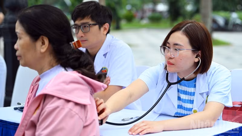 Các y, bác sĩ tình nguyện khám bệnh cho người dân Thủ đô.