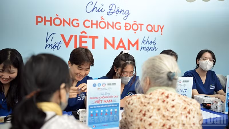Thầy thuốc trẻ khám sàng lọc cho người dân tại chương trình.