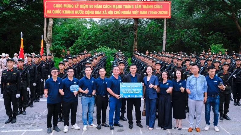 Các cán bộ, chiến sĩ tiếp nhận nguồn lực hỗ trợ.