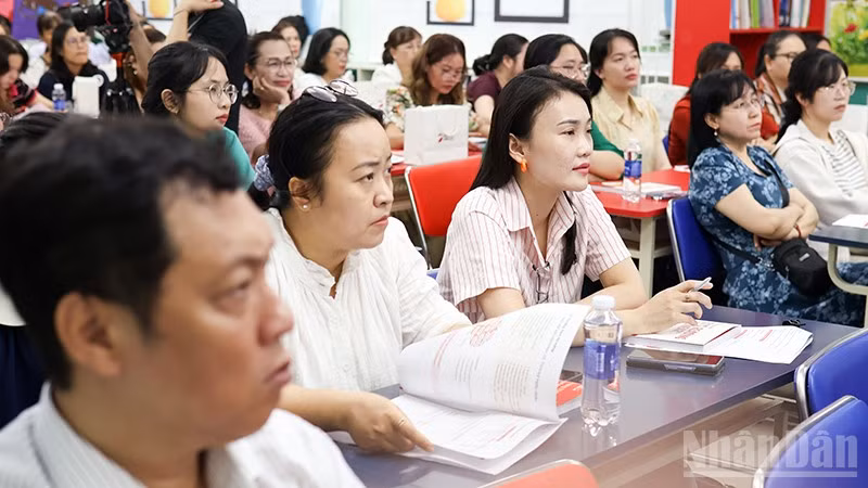 Đông đảo giáo viên tiếng Anh có mặt ở buổi tập huấn. (Ảnh: VINH SAN)