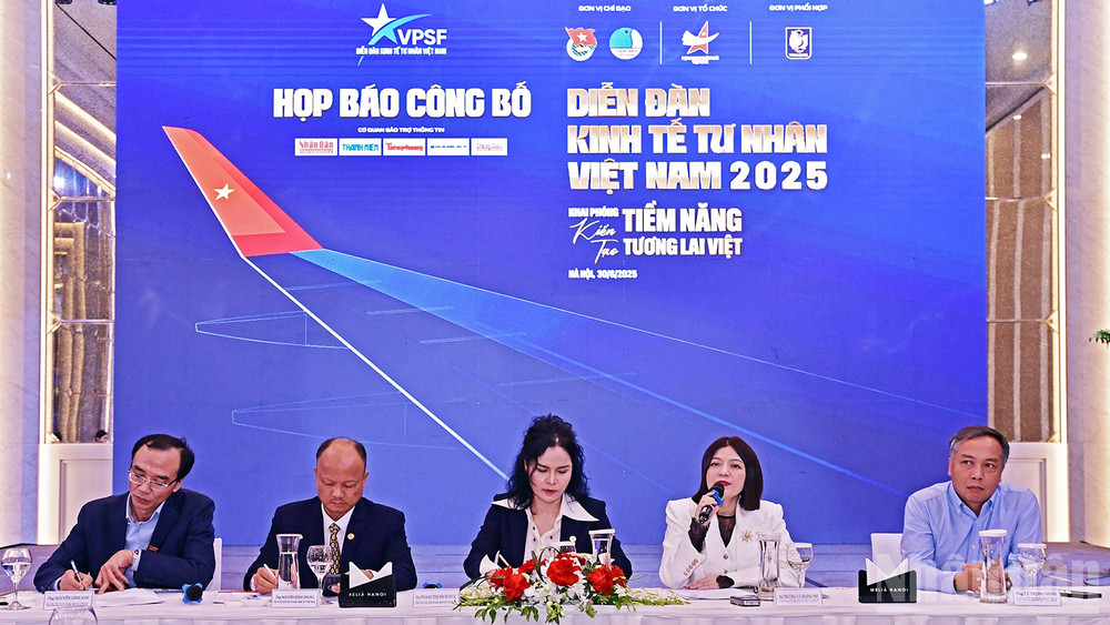 Đại diện Ban Tổ chức trao đổi thông tin về Diễn đàn tại buổi họp báo.