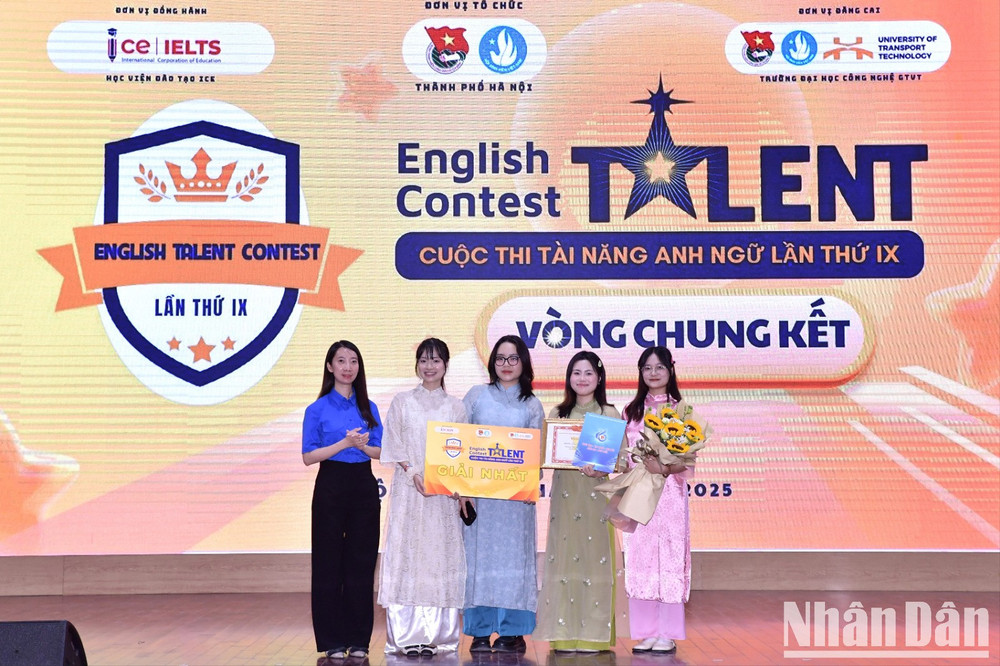 Đại diện Ban tổ chức trao giải Nhất thể thức đội tuyển bảng đại học tặng các thí sinh Trường Đại học Sư phạm Hà Nội. miu-1163-9349.jpg