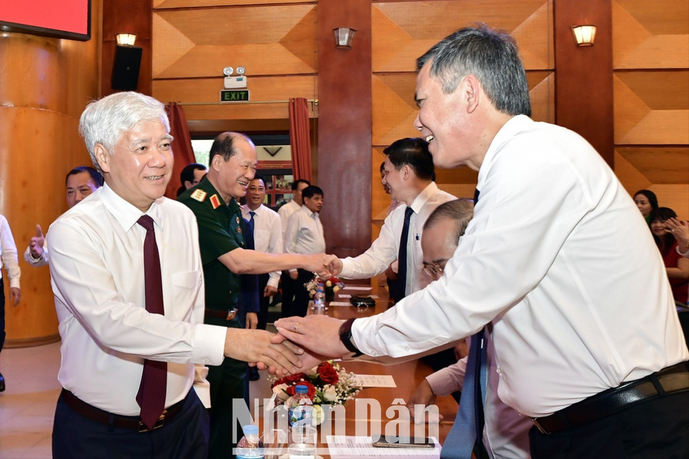 Đồng chí Đỗ Văn Chiến và đại diện các đơn vị liên quan đến dự Hội nghị. miu-2705-620.jpg