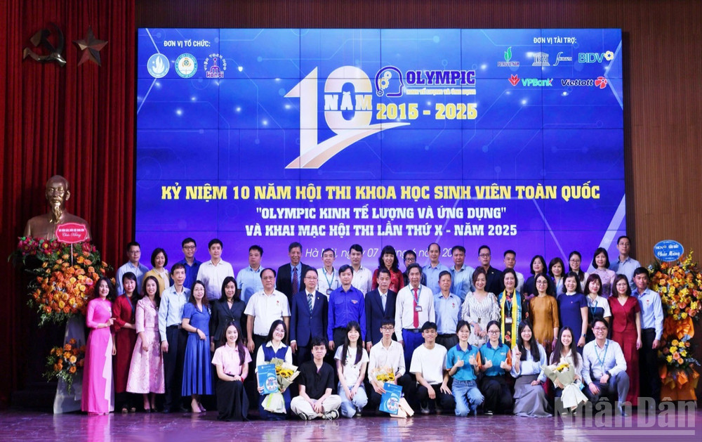 Đại diện Ban tổ chức và các bộ, ban, ngành, đoàn thể cùng sinh viên tiêu biểu Học viện Tài chính tại buổi lễ. 