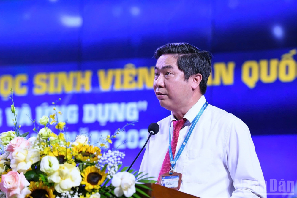 Phó Giáo sư Tiến sĩ Nguyễn Đào Tùng phát biểu ý kiến tại buổi lễ, ndo_br_5baca77f55b0e1eeb8a1-6058.jpg